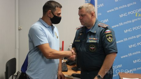 Пензенцу Андрею Захарову вручили медаль за спасение 8-летней девочки