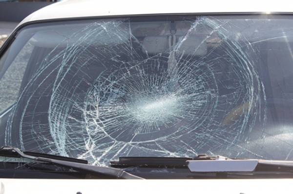 В Саранске пензенцу разбили стекло машины за непонравившийся номер