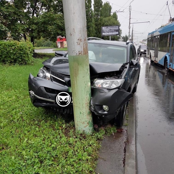 В Пензе водитель иномарки врезался в столб после того, как его подрезал другой автомобиль