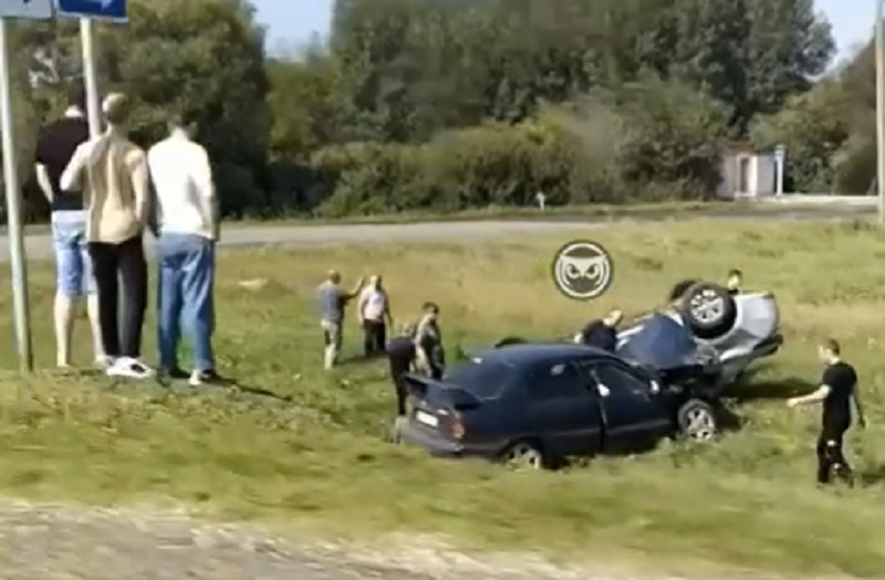 В Пензенской области два легковых автомобиля попали в ДТП и угодили в кювет