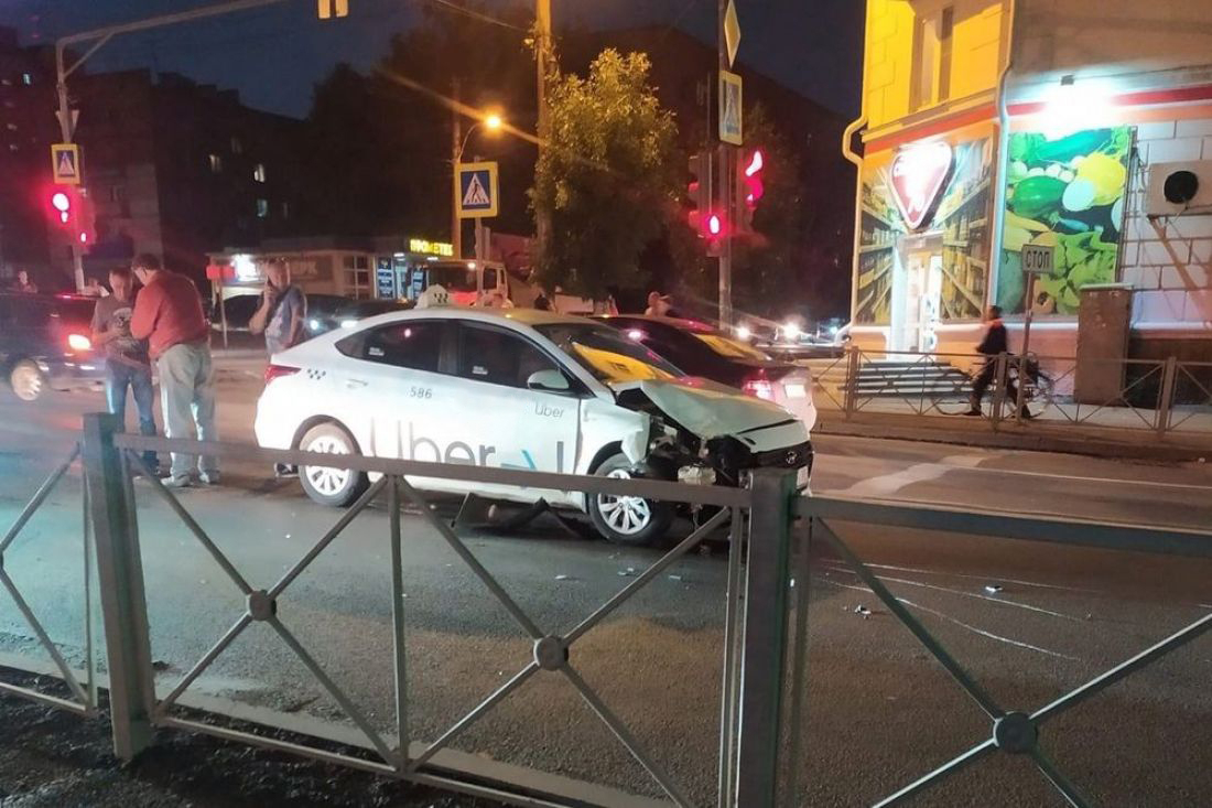 В Пензе в аварию попал автомобиль такси