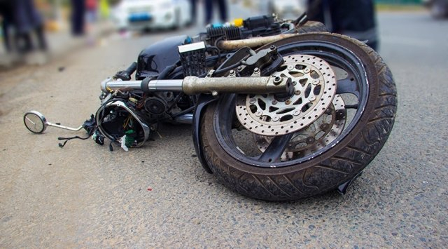 Пешеход насмерть, несовершеннолетний пассажир в больнице: в Чемодановке произошло ДТП с мотоциклом