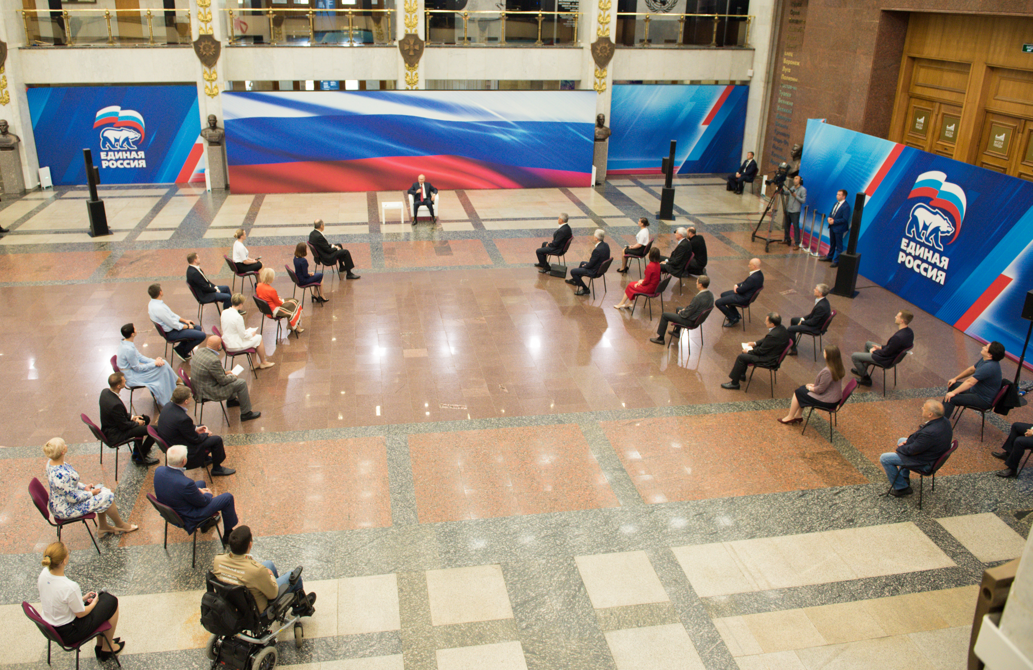 Президент встретился с членами «Единой России» для обсуждения ее народной программы
