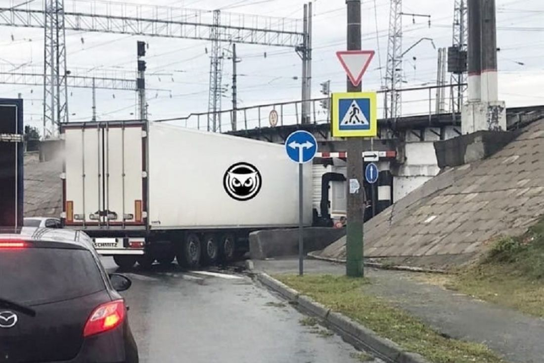 В Пензе произошла авария: грузовик стал «заложником» моста