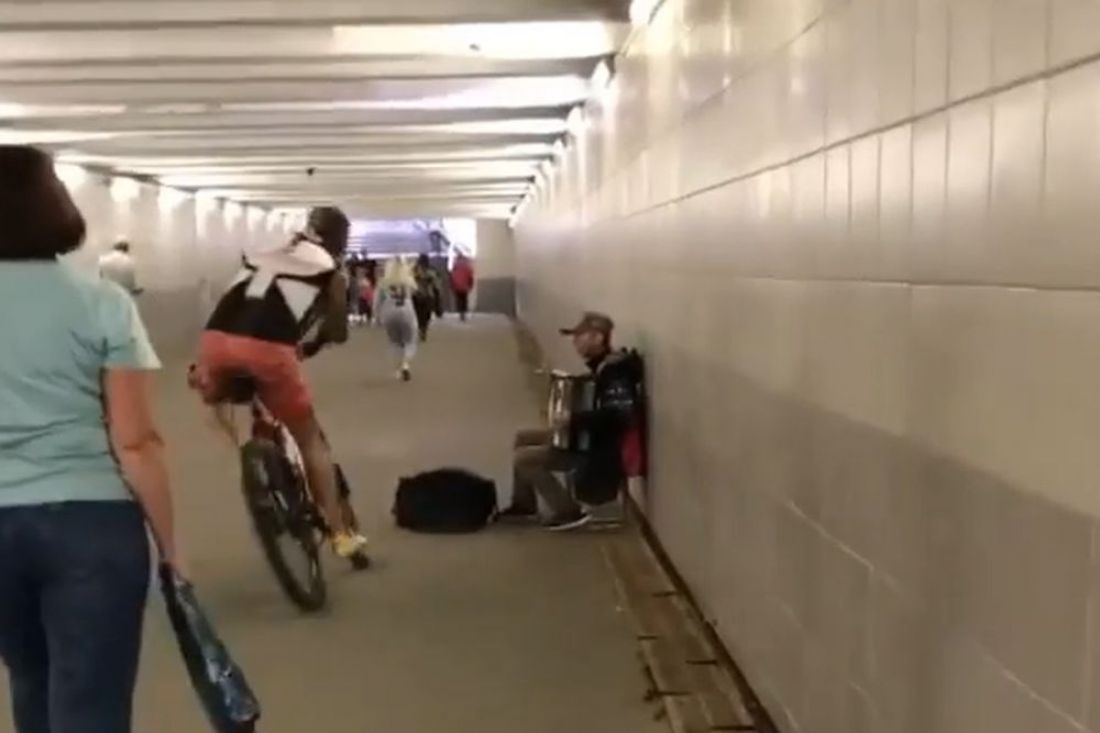 В Пензе велосипедист плюнул в сумку музыканту