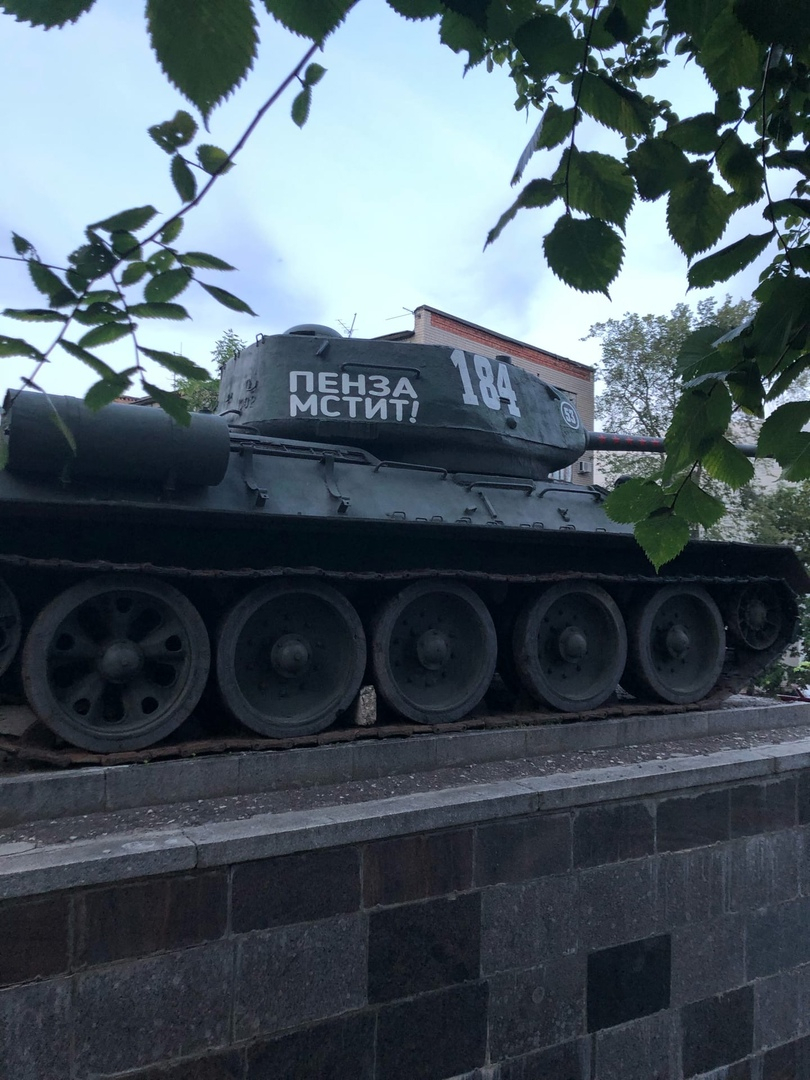 Фото дня: пензенец удивлен воинственной надписью на танке