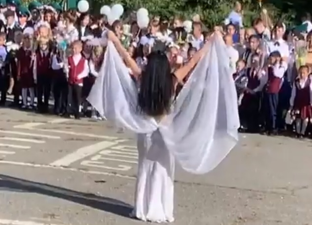 «Еще бы стриптиз показали»: первоклассники увидели танец живота на школьной линейке