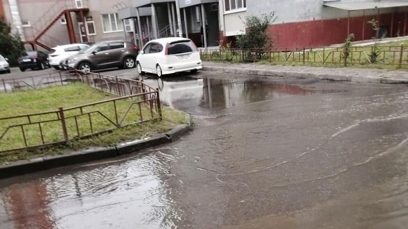 Двор в Пензе затопило водами из канализации