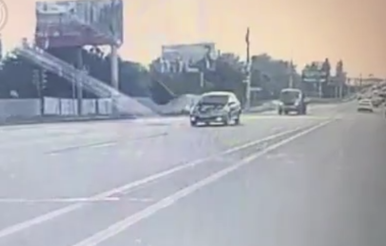 В Пензе сняли на видео, как у автомобиля на ходу оторвался капот