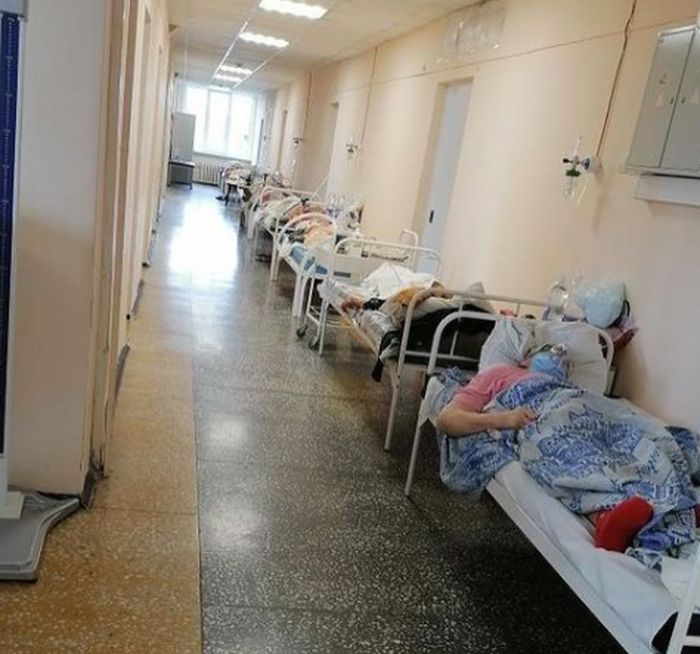 «Палаты битком»: в пензенской больнице пациентов укладывают в коридорах
