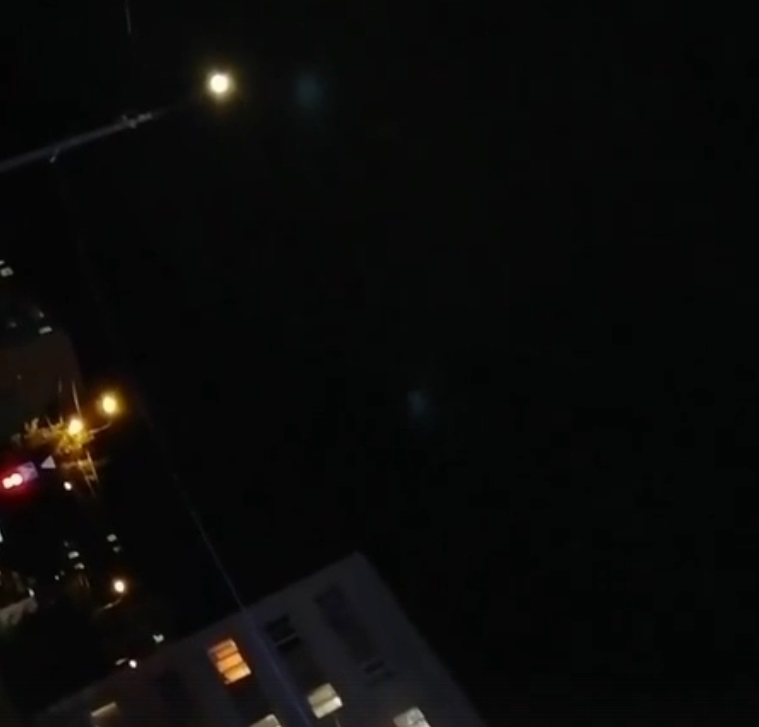 «Две летающие тарелки»: в Пензе ночью на видео засняли странные лучи в небе