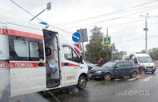 На место серьезной аварии в Пензе прибыли «скорые» и полиция