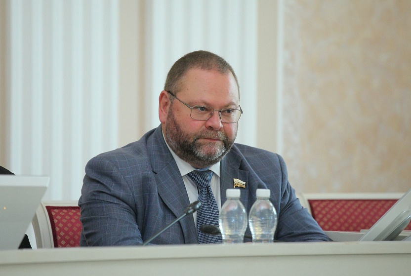 Олег Мельниченко решил отказаться от мандата депутата Госдумы