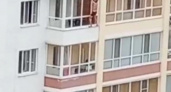 В Пензе полуголый мужчина выпал из окна многоэтажки: соцсети