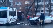 В Пензе легковой автомобиль смяло в аварии с троллейбусом