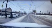 В пензенском паблике появилось видео, как пешеходы чудом не попали под колеса легковушки