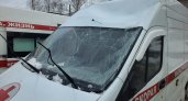 В Пензе на машину скорой с медиками и пациентом рухнула глыба льда