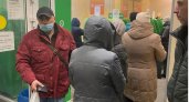 Пензенцы выстраиваются в очереди перед банкоматами за "наличкой"