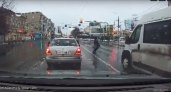 Очевидцы сняли на видео, как в центре Пензы мать с двумя детьми бросилась под колеса машин