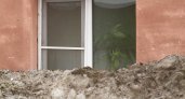 “Будто помои туда выливали”: пензячка рассказала об ужасных сугробах под окнами