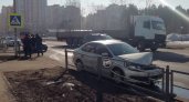 ДТП на Антонова: в Пензе легковушке от удара снесло капот