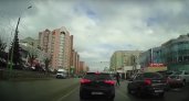 В сеть попало видео, как пензенец выбежал на дорогу перед едущим авто