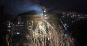 В Пензе 26 человек тушили срубовый дом, загоревшийся на улице Калинина