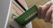 Спишут деньги: с 23 мая для владельцев карт начнет действовать новое правило