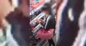 22-летняя пензячка попала в камеры магазина, когда прятала под кофту косметику