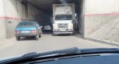 В Пензе под Бакунинским мостом застрял грузовик 