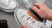 Пять простых способов: эксперты рассказали, чем убрать черные полосы с белой обуви