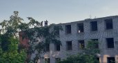 В Кузнецке подростки бегают по крыше строящегося здания