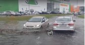 В Пензе около ТЦ "Коллаж" и "Леруа Мерлен" машины утопают в огромных лужах