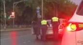 Появилось видео, как сотрудники ДПС толкают cломавшуюся машину пензенца