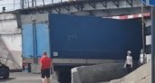 В Пензе под Бакунинским мостом снова застрял большегруз