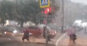 В Пензе на одной из улиц мужчину смыло дождевым потоком 