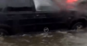 В центре Пензы из-за ливня затопило автомобили