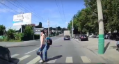 В Пензе водитель авто едва не сбил женщину с ребенком на "зебре"