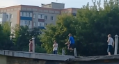В Пензе дети бегают и прыгают через гаражи 