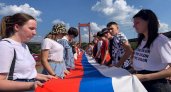 400 пензенцев растянули самый длинный флаг России в Пензенской области над Сурой