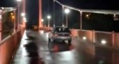 Появилось видео, как лихач мчится по пешеходному мосту в Пензе