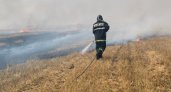 15 спасателей тушили загоревшуюся траву в Каменском районе 