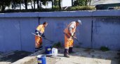 В Пензе красят стену вдоль набережной Суры