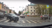 На видео попало ДТП в Заводском районе, где столкнулись две иномарки