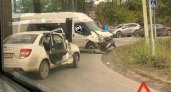 В Пензе произошло жесткое ДТП с участием микроавтобуса и «Лады» 