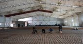 В строящемся крытом катке в Пензе идет подготовка для заливки основания ледового покрытия