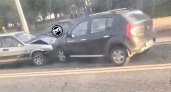 В центре Пензы лоб в лоб столкнулись ВАЗ и Рено 