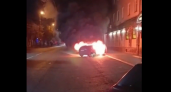 В Пензе на улице Володарского загорелся автомобиль: опубликовано видео с места ЧП