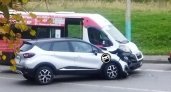 Утром в Пензе на Воронова столкнулись иномарка и маршрутка 