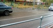 Пензячка просит дорожников убрать штырь, который тортич из тротуара по пути в детский сад